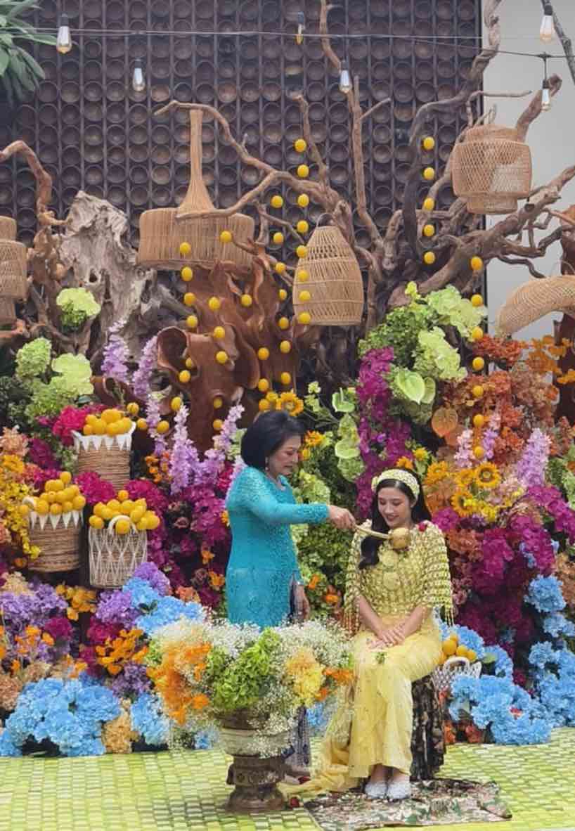 Keluarga bergantian menyiram calon pengantin. Foto : Instagram/yukikt