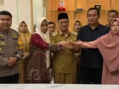 Guru Honorer Supriyani dan wali murid saat dimediasi Bupati Konawe Selatan. (Foto: Istimewa)
