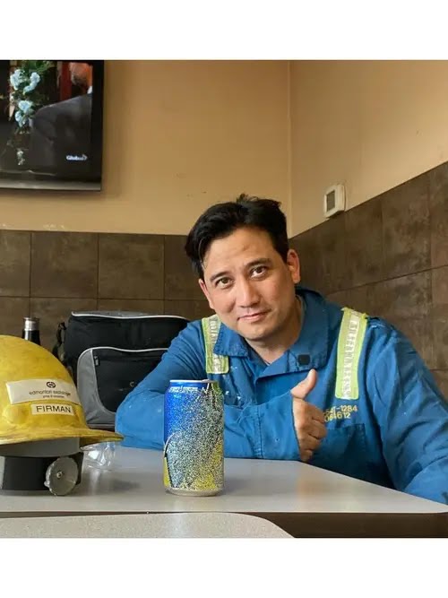 Tengku Firmansyah menunjukkan aktivitasnya sebagai seorang tukang besi di Kanada. Foto : Instagram/tengku_firmansyah