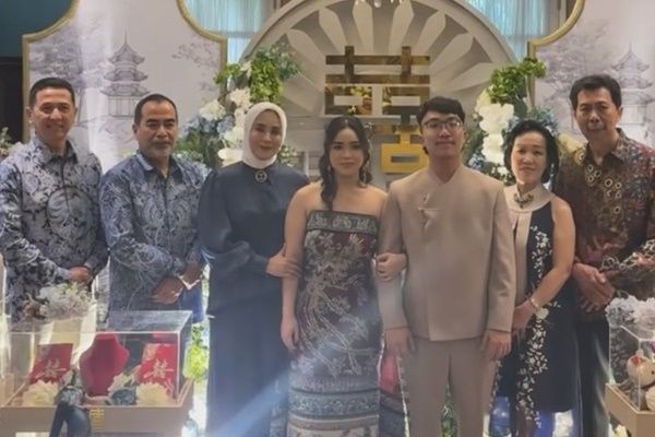 Potret lamaran anak Elma Theana. Foto : Instagram/elmatheana