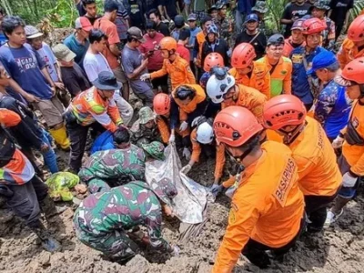 Ibu dan anak ditemukan tewas dalam kondisi berpelukan setelah tertimbun longsor di Kebumen. (Foto: Istimewa)