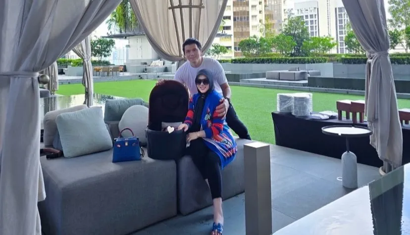 Santai Bareng Anak dan Suami, Syahrini Pamer Perhiasan Mewah