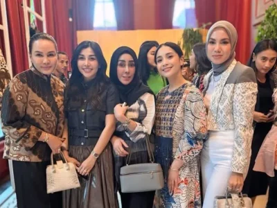 Ibunda Raffi Ahmad, Amy Qanita (tengah). Foto : Instagram/ amy_r_qanita