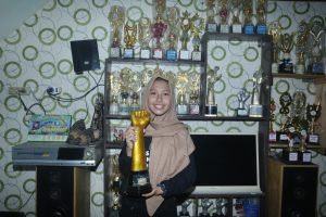 Revalina Fernanda siswi kelas 7 SMPN 1 Surabaya langganan juara. (Foto Ikhsan)