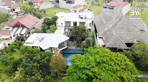 Rumah mewah Momo Geisha tampak dari atas. (Foto: YouTube/Boy William)