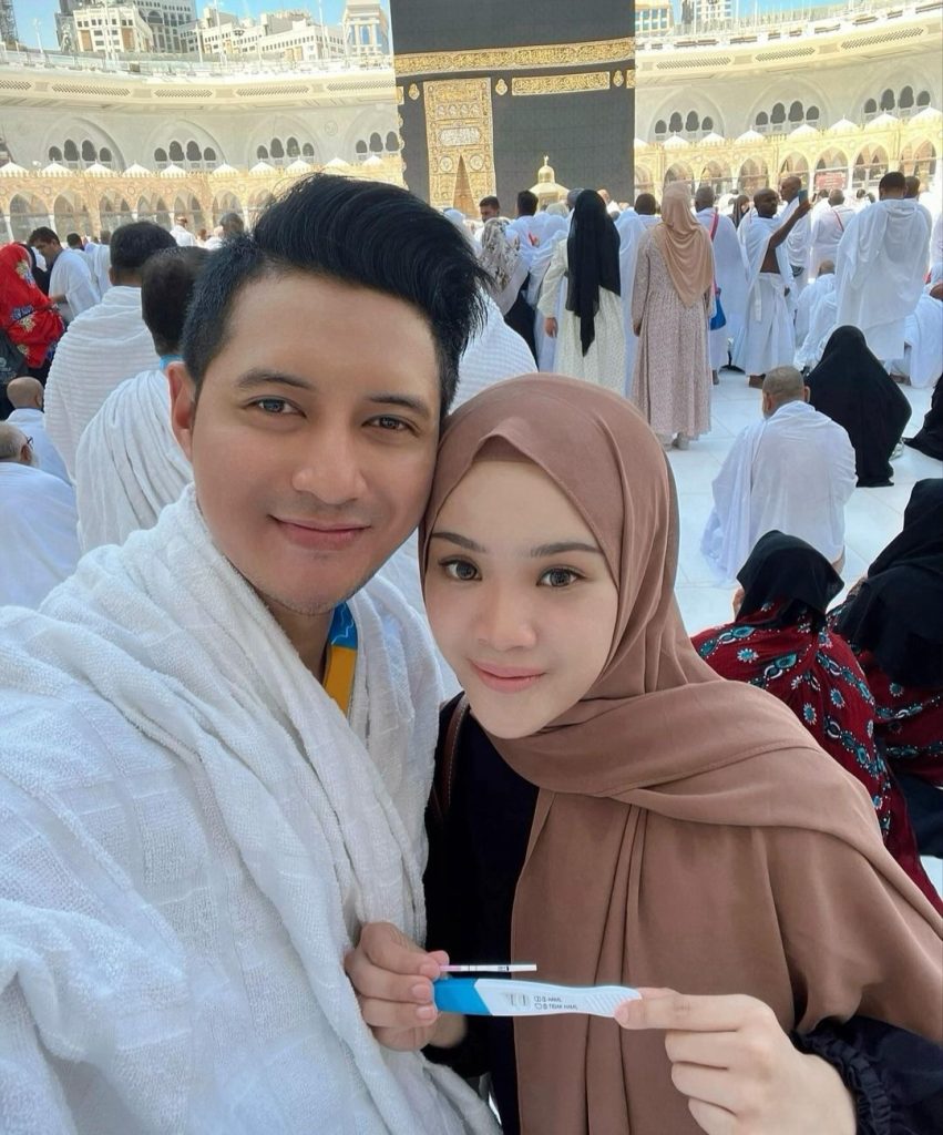 Berita kehamilan didapat saat umrah (Foto: Instagram/chand_kelvin)