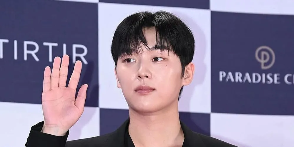 Heboh, Choi Hyun Wook Diduga Bugil saat Foto Mainan Bearbrick