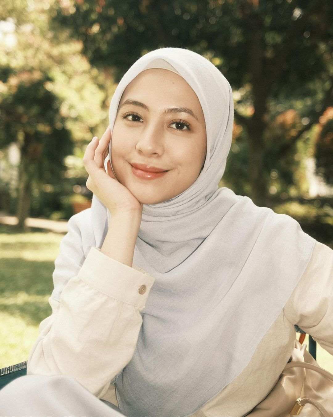Potret Adhisty Zara tampil berhijab. Foto : Instagram/zaraadhsty