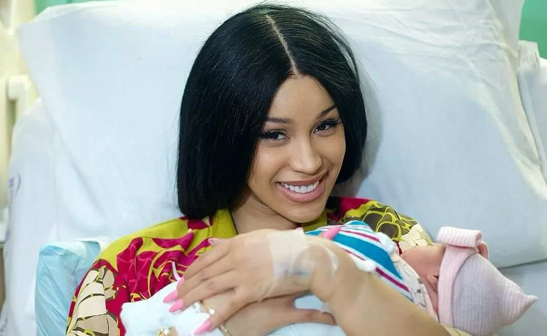Dua Bulan Setelah Melahirkan, Cardi B Ungkap Nama Anak ke Tiga