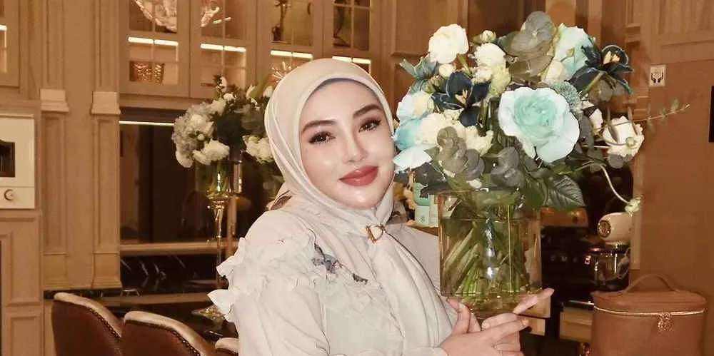 Selebgram Shella Saukia Diduga Danai Umrah Transgender Isa Zega