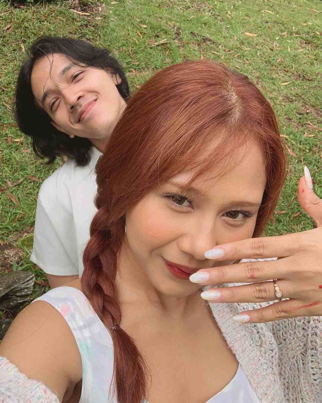 Nadin Amizah menerima lamaran kekasih. Foto : Instagram/cakecaine