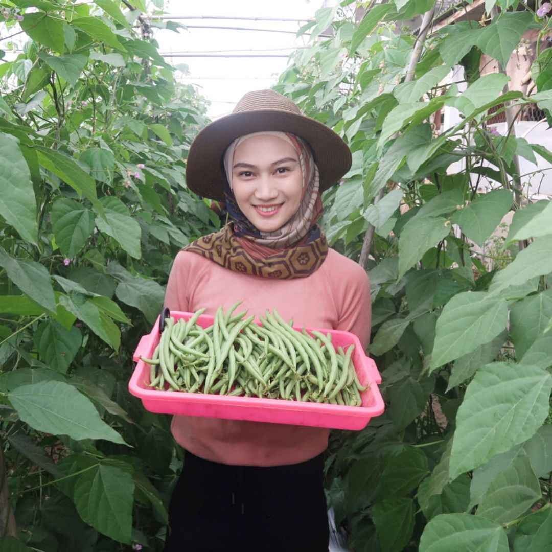 Potret Melody Laksani sedang bertani. Foto : Instagram/melodylaksani92