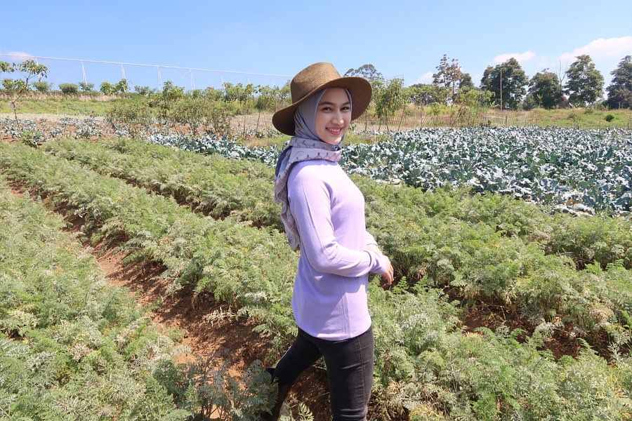 Potret Melody Laksani sedang bertani. Foto : Instagram/melodylaksani92