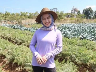 Potret Melody eks JKT48 saat bertani. Foto : Instagram/melodylaksani92