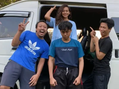Trio Makuboys bersama Sahila Hisyam membintangi film horor komedi 'Konco-Konco Edan'. (Foto: Instagram/sepriadimakuboys)