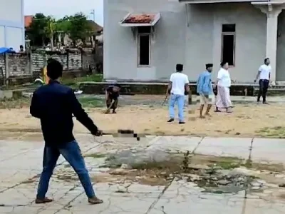TANGKAPAN LAYAR : Aksi pembacokan di Desa Ketapang Laok, Kecamatan Ketapang, Kabupaten Sampang. Foto : Instimewa