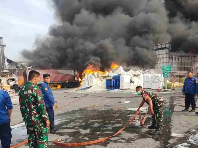 Pabrik minyak kebakaran. Foto : X/abunawasrifaie