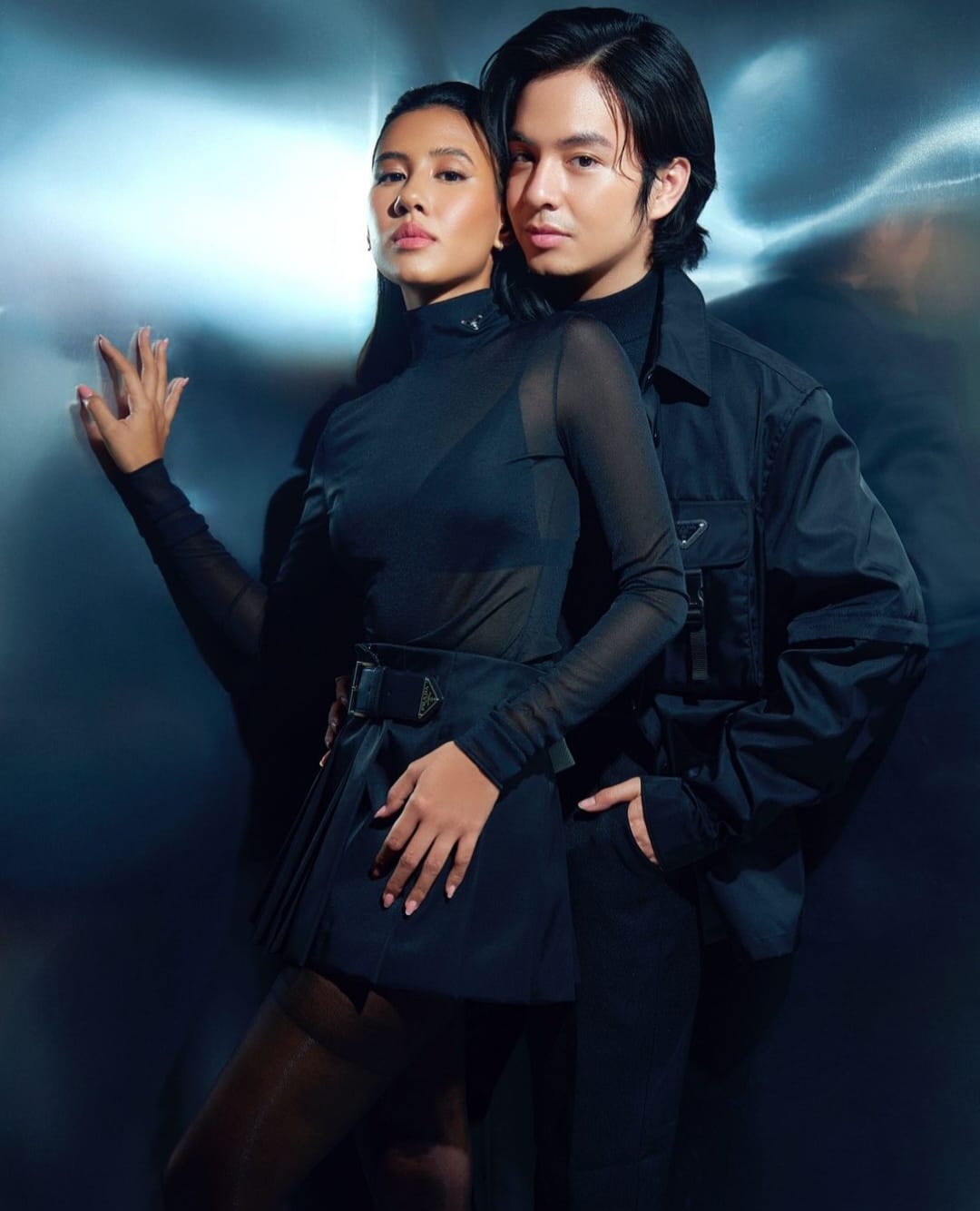 Pakaian serba hitam dari Prada. Foto: Dok. Instagram @angga