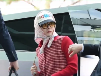 G-Dragon menaiki Tesla Cybertruck. Foto: Dok. Ten Asia