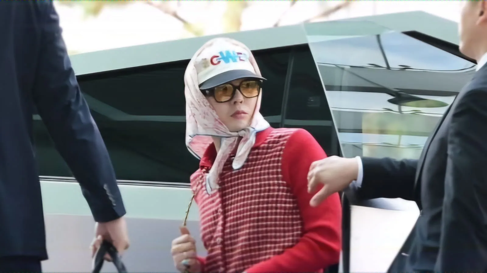 Idol K-Pop Terkaya, G-Dragon Naik Tesla Cybertruck ke Bandara