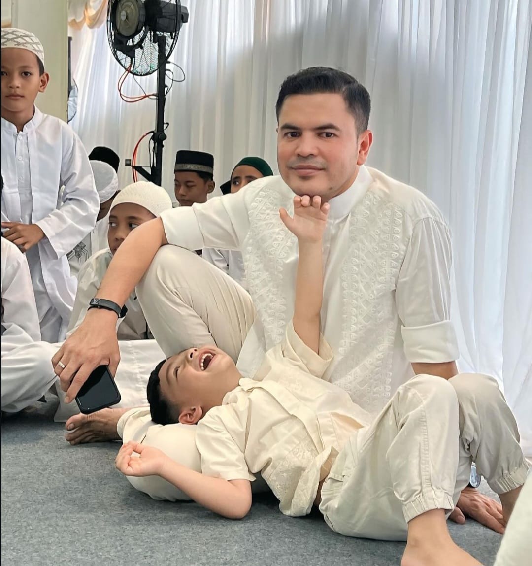 Air Rumi berbaring di pangkuan Haldy. Foto: Dok. Instagram @_irishbella_