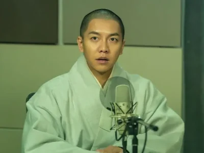 Lee Seung Gi memerankan biksu di film 'About Family'. Foto: Dok. Instagram @lotteent.movie