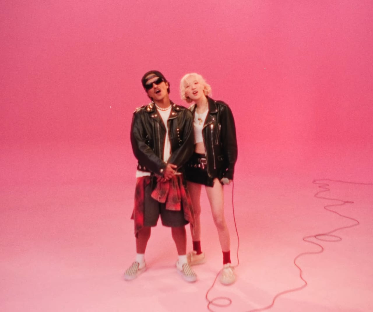 Gaya Bruno Mars dan Rose BLACKPINK di MV 'APT'. Foto: Dok. YouTube Rose