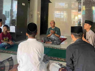 Santri laki-laki mengenakan sarung dan kopiah belajar ngaji di pesantren bekas Dolly. Foto : Nyata/Azharul Hakim