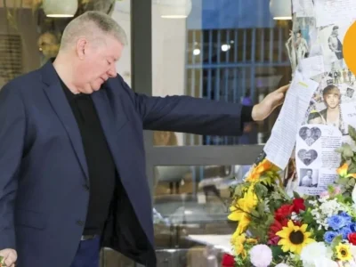 Geoff Payne memberikan penghormatan pada mendiang anaknya, Liam. Foto: Dok. Instagram @backgrid_usa