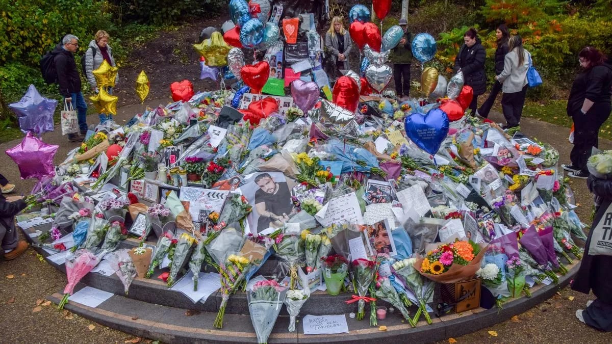 Upacara peringatan oleh para penggemar dengan memberikan bunga hingga balon. Foto: Dok. Getty Images via Mirror