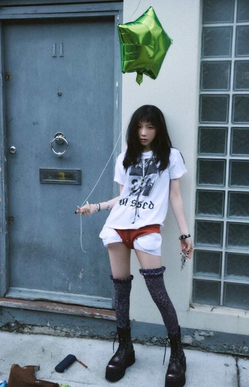Gaya fashion unik Taeyeon memakai celana dalam. Foto: Dok. Instagram @taeyeon_ss