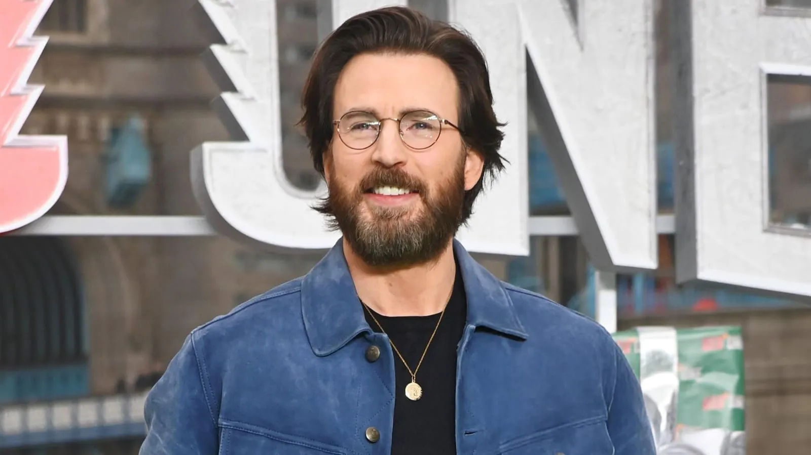 Bikin Pangling, Chris Evans Kini Tampil Gondrong dan Brewokan