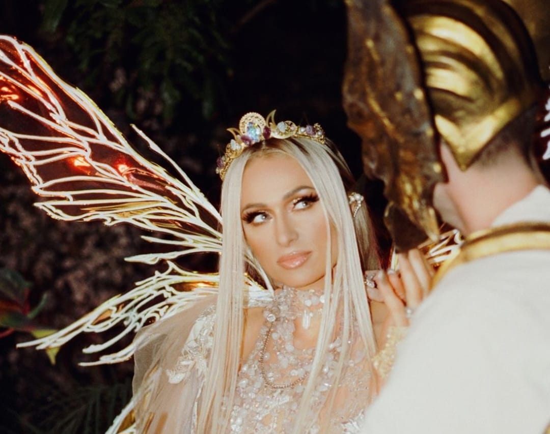 Paris memakai ear cuff buatan desainer Indonesia. Foto: Dok. Instagram @parishilton