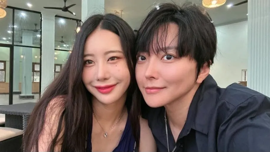 Idol K-Pop Ini Pamer Foto Mesra Bareng Pacar Sesama Jenis di Bali