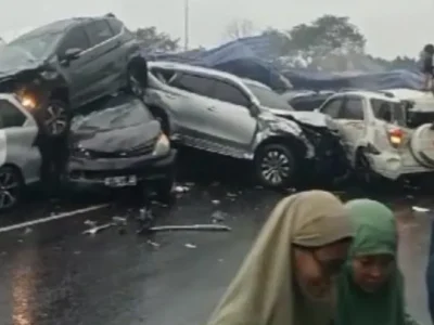 Kecelakaan beruntun melibatkan 10 kendaraan terjadi di Tol Cipularang. Foto : istimewa