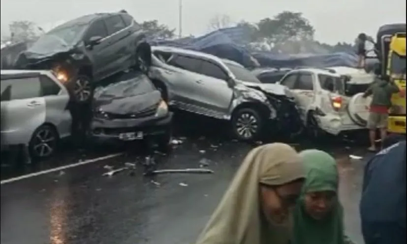 Kecelakaan Beruntun Libatkan 10 Kendaraan di Tol Cipularang KM 97