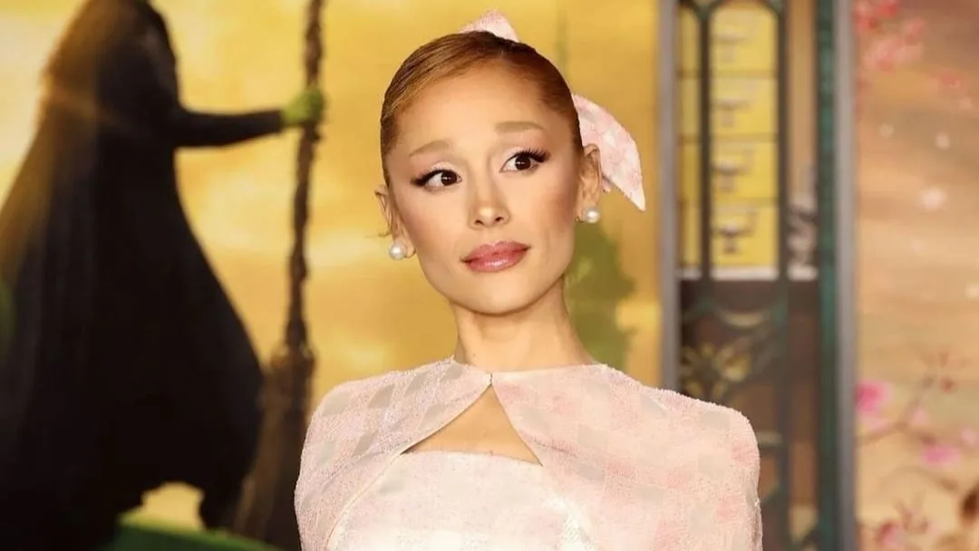Gaya Ariana Grande Pakai Sepatu Berhiaskan 4.000 Kristal