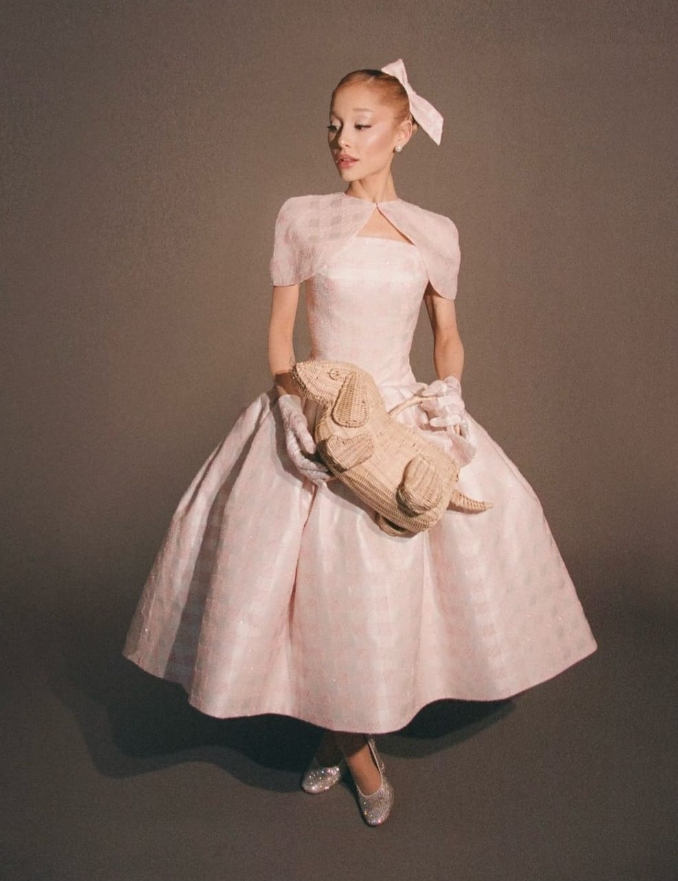 Gaya Ariana Grande saat premier film di LA. Foto: Dok. Instagram @thombrowne