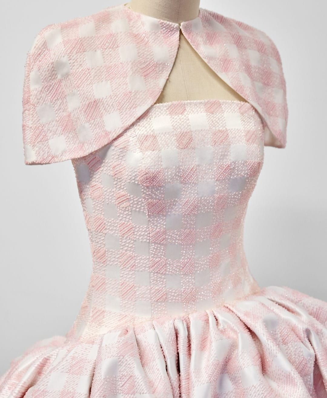 Detail gaun pemeran Glinda. Foto: Dok. Instagram @thombrowne