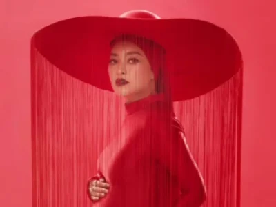 Tema serba merah untuk maternity shoot Shandy Purnamasari. Foto: Dok. Instagram @shandypurnamasari