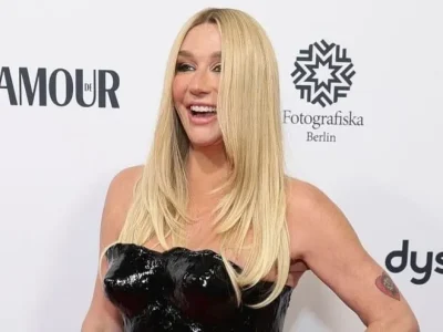 Kesha menyuguhkan gaya fashion yang unik dari plastik sampah. Foto: Dok. Instagram @glamourgermany