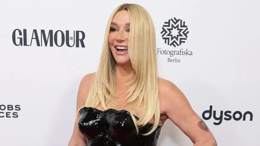 Gaya Unik Kesha, Pakai Busana Plastik Sampah hingga Heels Tripod
