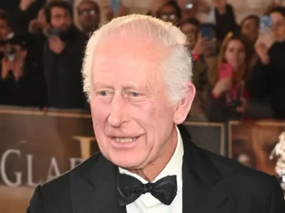 Raja Charles III saat menghadiri premier film 'Gladiator 2'. Foto: Dok. Dave Benett/Getty