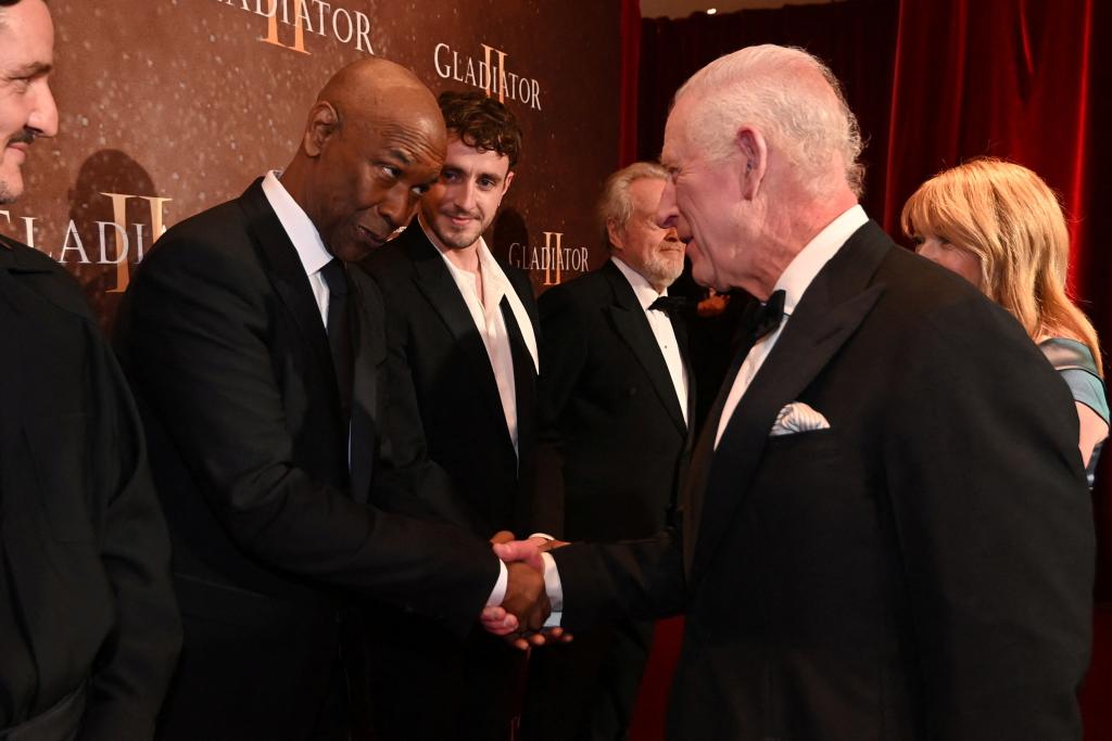 Raja Charles bersalaman dengan Denzel Washington. Foto: Dok. REUTERS