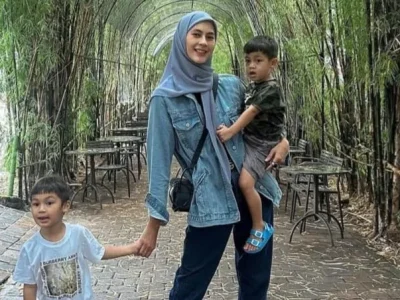 Paula Verhoeven dan dua putranya. Foto: Dok. Instagram @paula_verhoeven