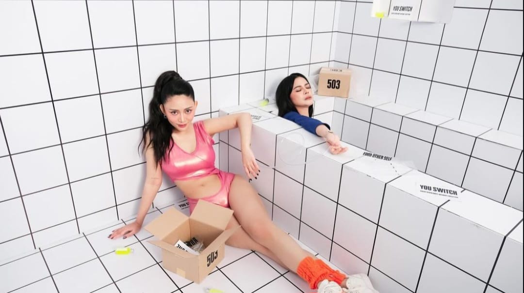 Latar seperti kamar mandi 'The Subtance'. Foto: Dok. Instagram @rachelvennya