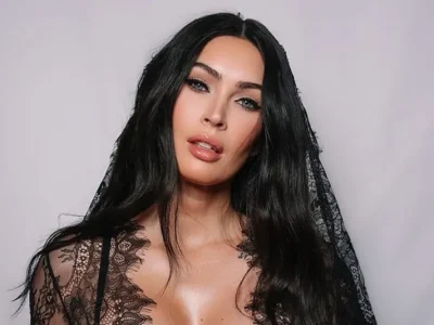 Gaya seksi Megan Fox saat hamil anak dari Machine Gun Kely. (Foto: Instagram @jennakristina)