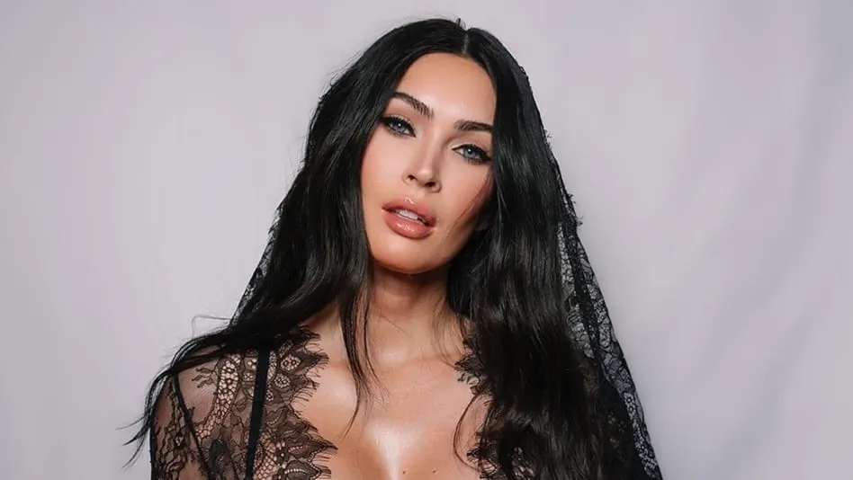 Gaya Seksi Megan Fox, Pamer Baby Bump dalam Balutan Lingerie