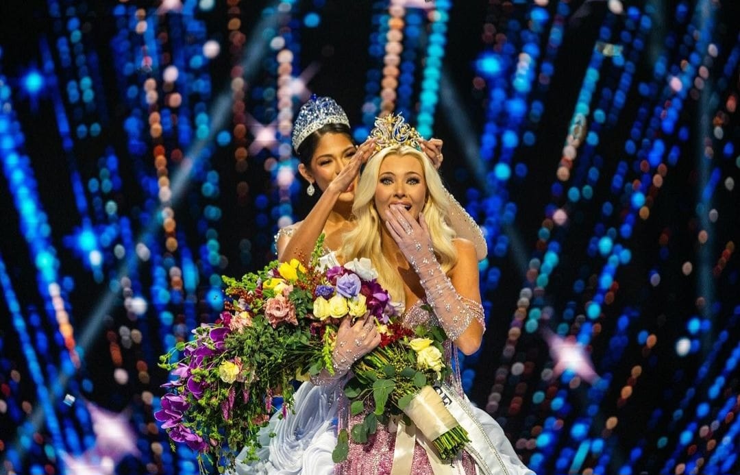 Momen Victoria Kjaer Theilvig dipakaikan mahkota Miss Universe. Foto: Dok. Instagram @missuniverse