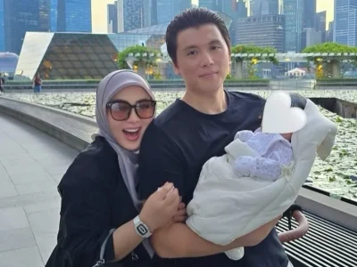 Syahrini dan Reino Barack bersama putri mereka. Foto: Dok. Instagram @princessyahrini